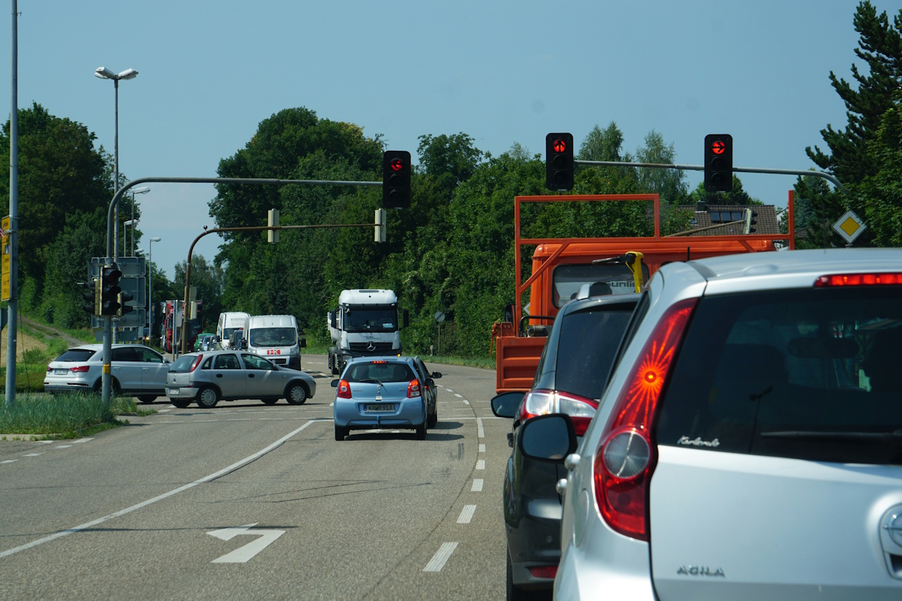 fahrende Autos auf der Straße